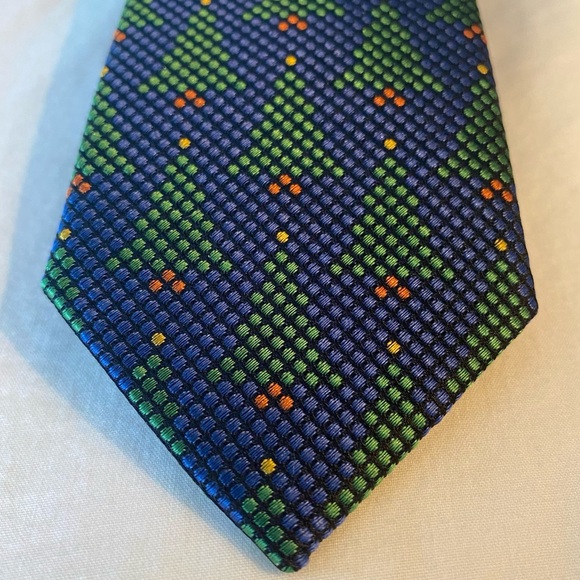 The Tie Bar Mens Necktie Narrow 2.5x60 Christmas Trees Geometric Blue RN 113243 - Picture 1 of 6
